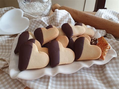 BISCOTTI a forma di CUORE .